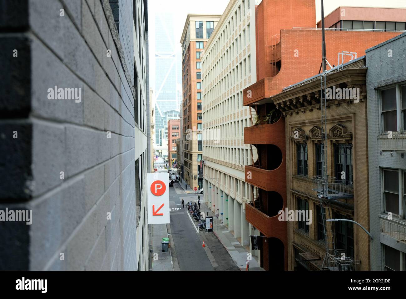 Südlich des Market District in San Francisco, Kalifornien, mit Blick auf die Natoma Street und den Fremont-Wolkenkratzer aus dem Jahr 181 in der Ferne. Stockfoto