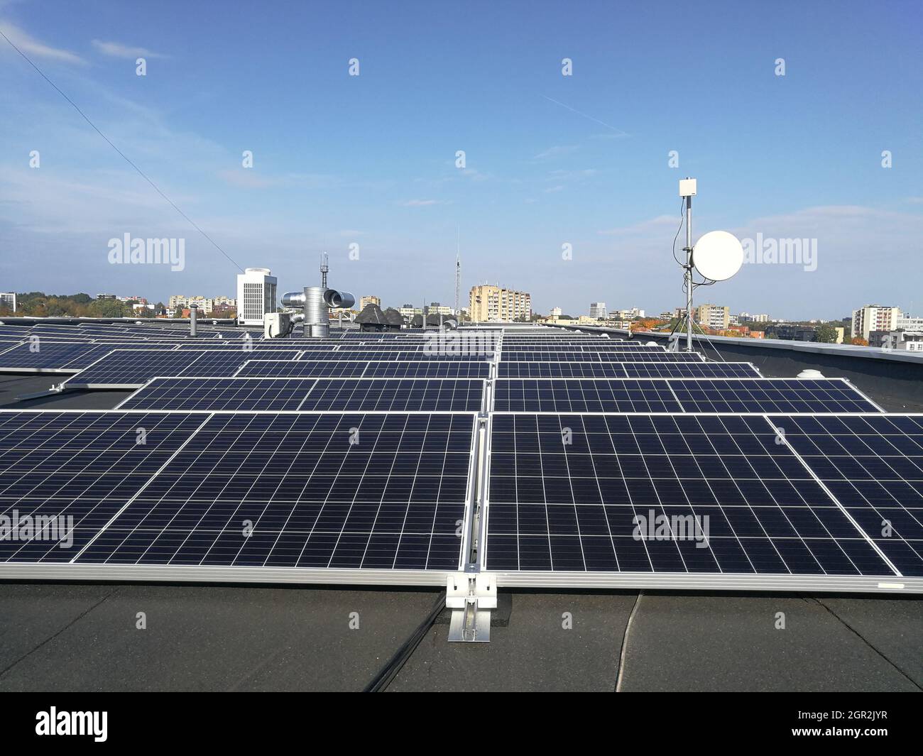 Dunkelblaues Solarbatteriepanel zur ökologischen Stromerzeugung. Konzept für erneuerbare Energien Stockfoto