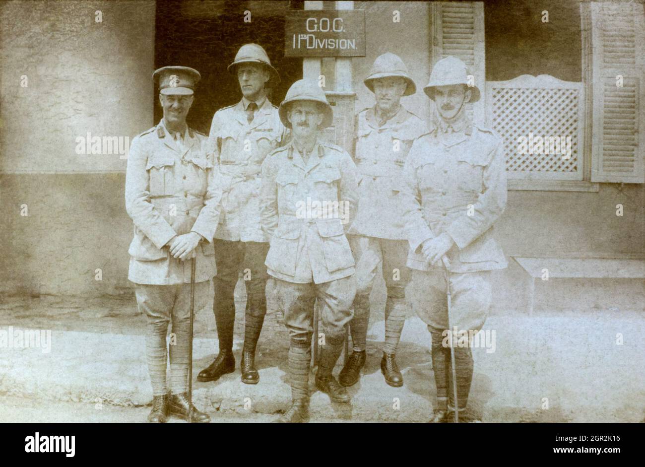 Stabsoffiziere der britischen Armee vor den Headquaters der 11th Northern Division of the General Officer Commanding (GOC), die in Ismailia am Suezkanal in Ägypten stationiert ist. Dezember 1915. Die Infanteriedivision war stark an der Gallipoli-Kampagne beteiligt und wurde im Dezember 1915 nach Eygpt evakuiert, wo sie zur Bewachung des Suezkanals stationiert war. Es wird angenommen, dass der Offizier, der die Spitzenkappe auf der äußersten linken Seite trägt, Generalleutnant Edward Fanshawe ist, der Kommandierende Offizier. Stockfoto