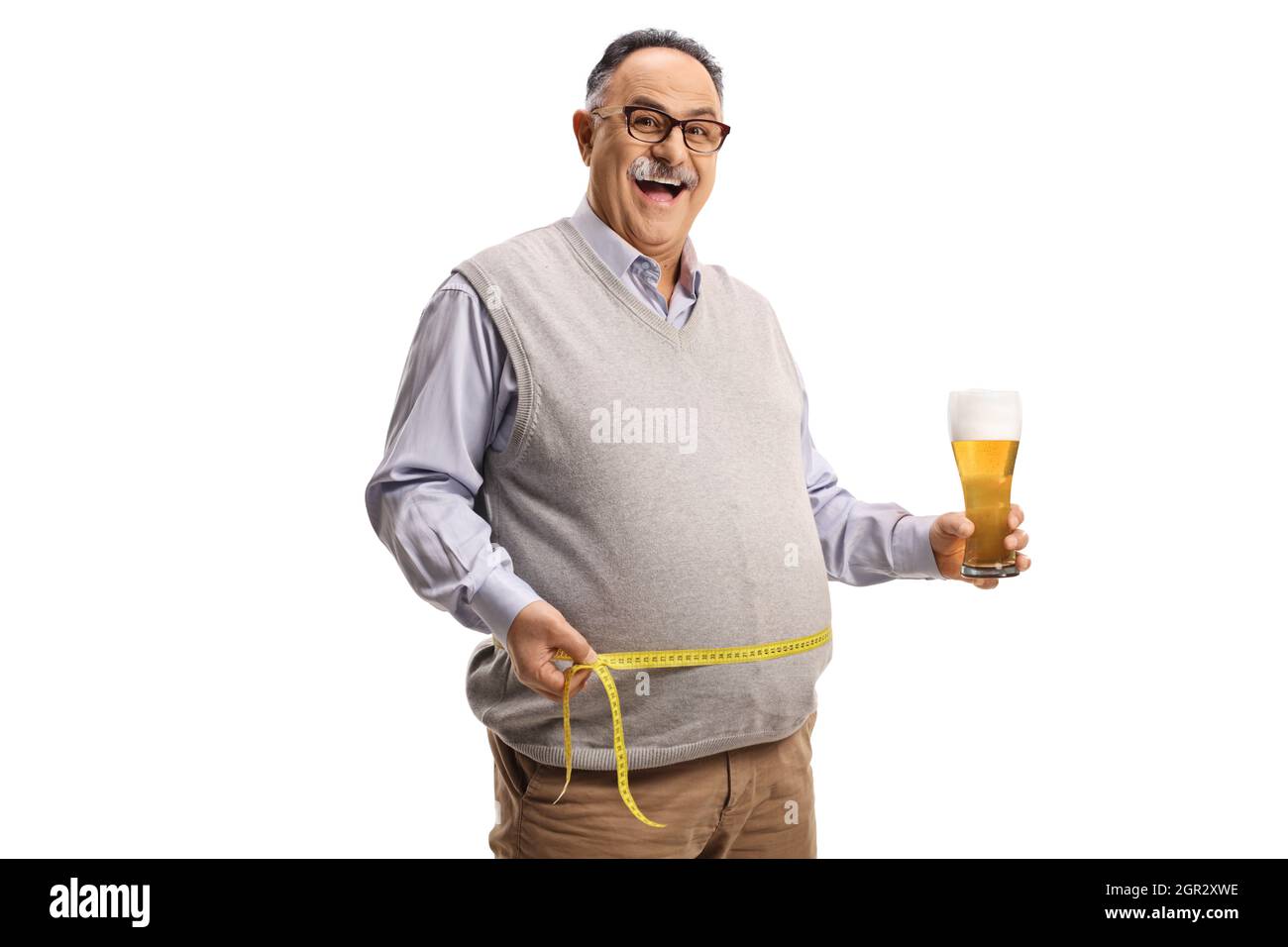 Fröhlicher reifer Mann, der ein Glas Bier hält und seine Taille isoliert auf weißem Hintergrund misst Stockfoto