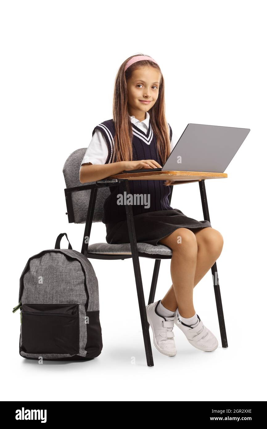 Schülerin sitzt in einem Klassenzimmer Stuhl und mit einem Laptop-Computer isoliert auf weißem Hintergrund Stockfoto