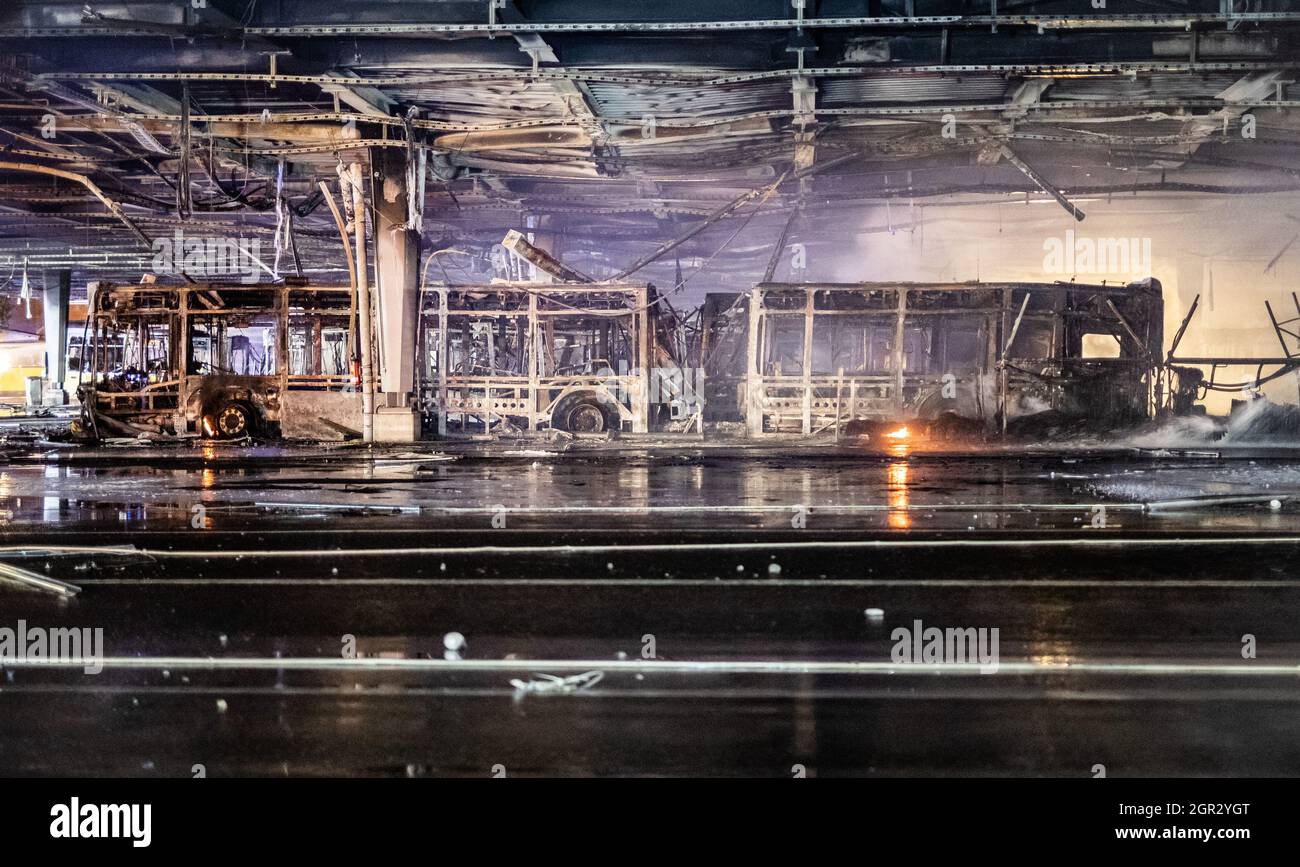 Stuttgart, Deutschland. September 2021. Ein ausgebrannter Bus befindet sich im Busdepot des Stuttgarter Verkehrsbetreibers SSB im Osten Stuttgarts. Am Abend brannte im Busdepot des Stuttgarter Verkehrsbetreibers. Quelle: Christoph Schmidt/dpa/Alamy Live News Stockfoto