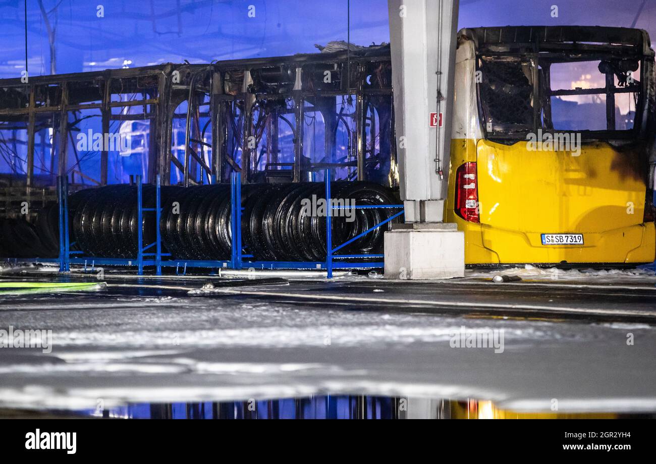 Stuttgart, Deutschland. September 2021. Ein ausgebrannter Bus befindet sich im Busdepot des Stuttgarter Verkehrsbetreibers SSB im Osten Stuttgarts. Am Abend brannte im Busdepot des Stuttgarter Verkehrsbetreibers. Quelle: Christoph Schmidt/dpa/Alamy Live News Stockfoto