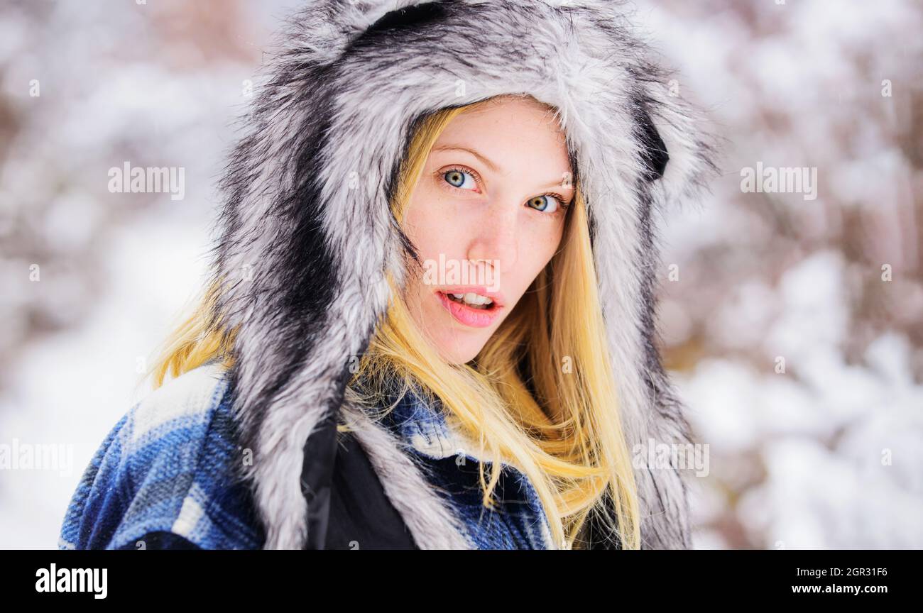Winterzeit. Nahaufnahme Porträt Mädchen im Schneepark. Schöne junge Frau in warmem Mantel und Pelzhut. Wintersaison. Stockfoto