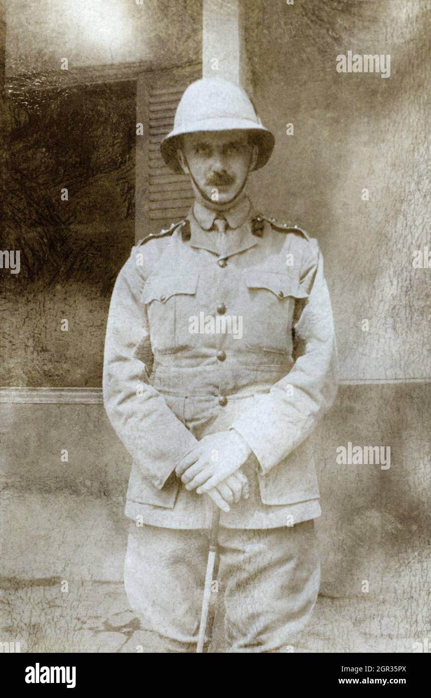 Ein Offizier der britischen Armee vor den Headquaters der 11th Northern Division des General Officer Commanding (GOC), der in Ismailia am Suezkanal in Ägypten stationiert ist. Dezember 1915. Die Infanteriedivision war stark an der Gallipoli-Kampagne beteiligt und wurde im Dezember 1915 nach Eygpt evakuiert, wo sie zur Bewachung des Suezkanals stationiert war. Stockfoto