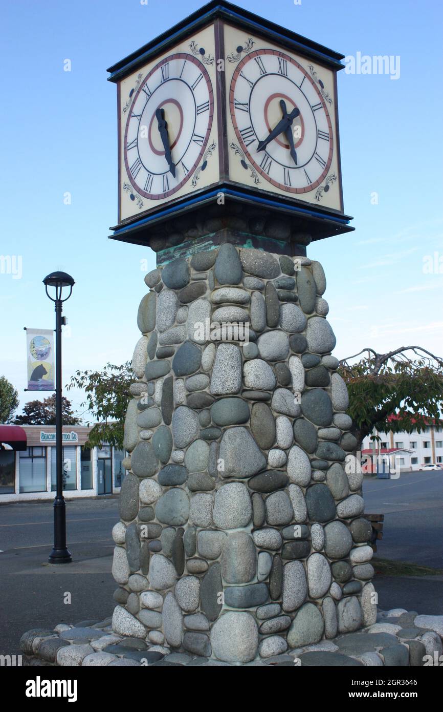 Uhrenturm mit verschiedenen Uhrzeiten in Port Hardy, Vancouver Island Stockfoto