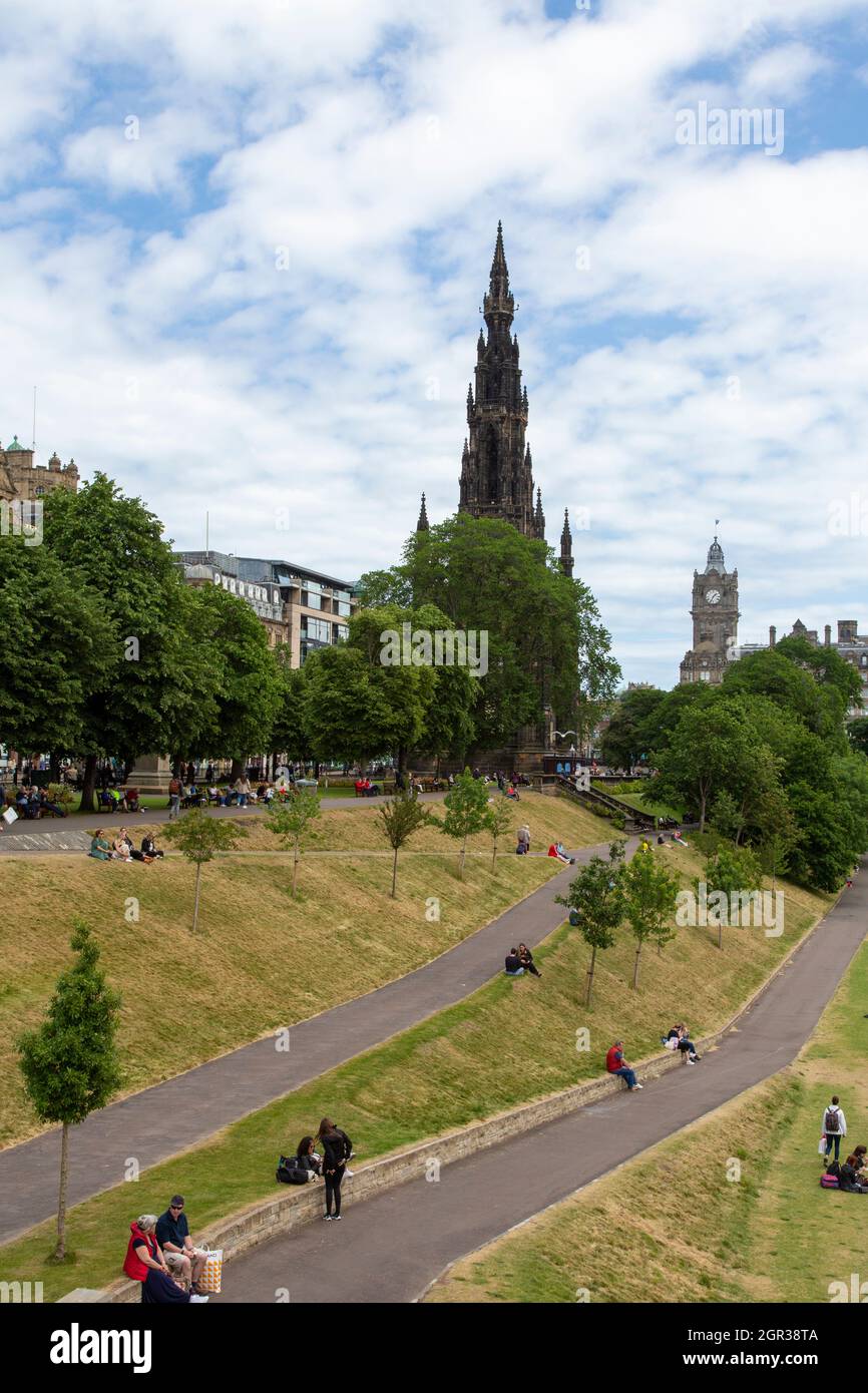 Das Scott Monument und die Princes Street Gardens im Osten, Edinburgh, Schottland Stockfoto