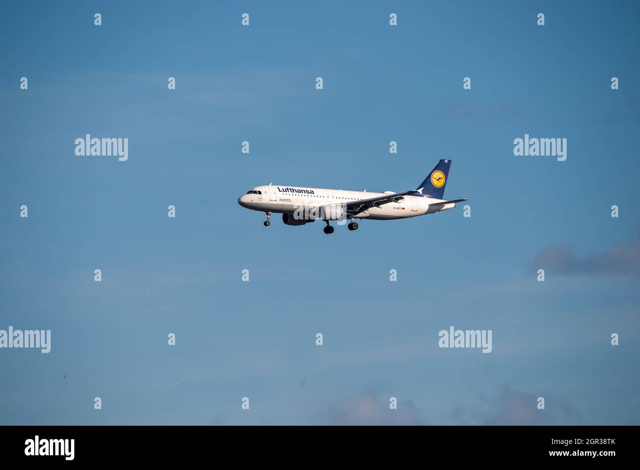 Helsinki / Finnland - 7. JULI 2018: Der von Lufthansa betriebene Airbus A320 landet bei Sonnenuntergang am Helsinki-Vantaa Airport. Stockfoto