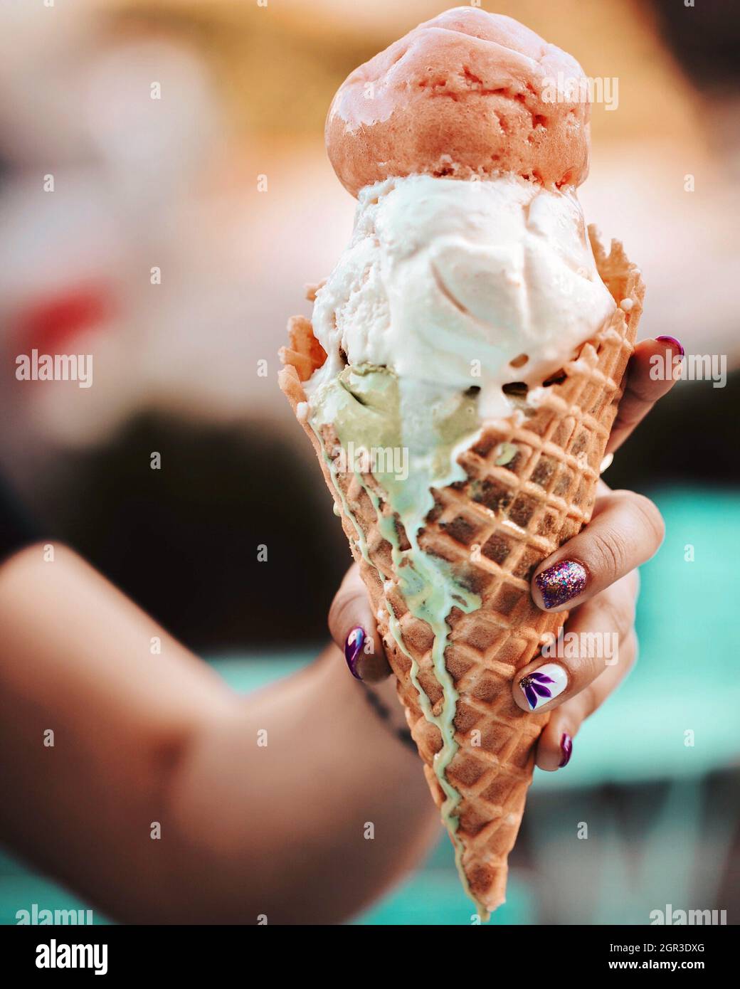 Hand halten Eis Kegel, schmelzen an einem heißen Sommertag. Stockfoto