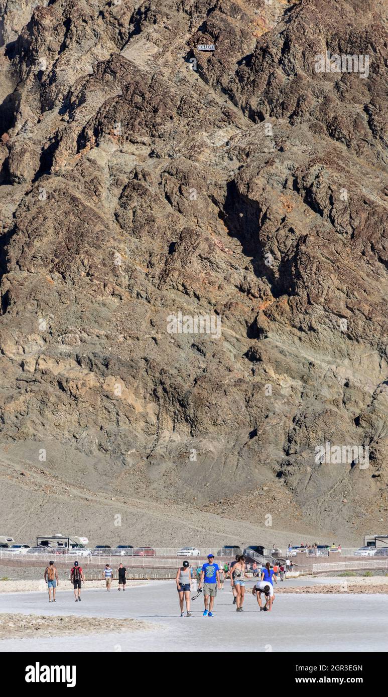 Badwater Basin, der tiefste Punkt in Nordamerika mit 282 Fuß unter dem Meeresspiegel. Stockfoto