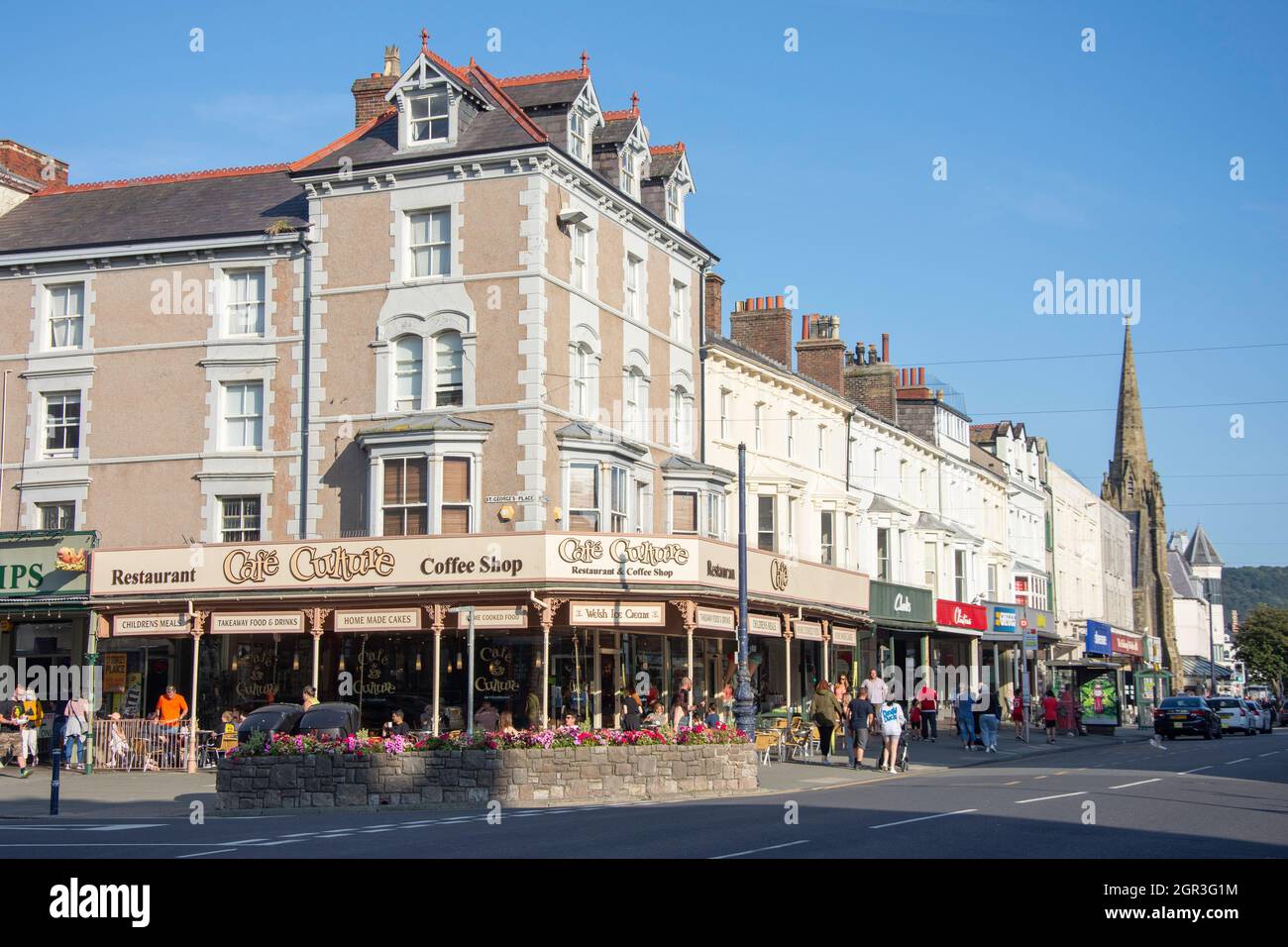 Cafés und Geschäfte, Mostyn Street, Llandudno, Conwy County Borough, Wales, Vereinigtes Königreich Stockfoto