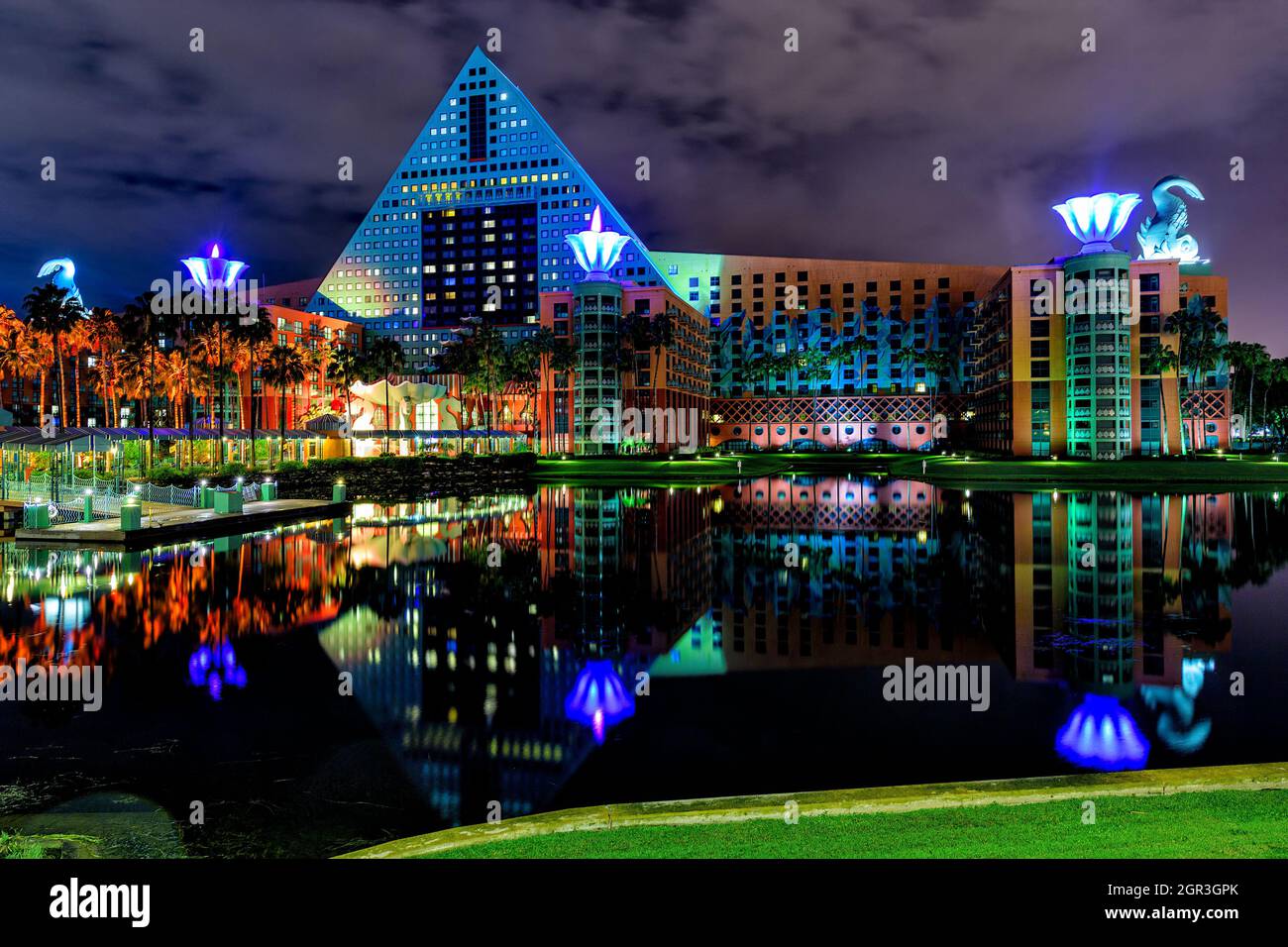 Walt Disney World Dolphin Resort bei Nacht Stockfoto