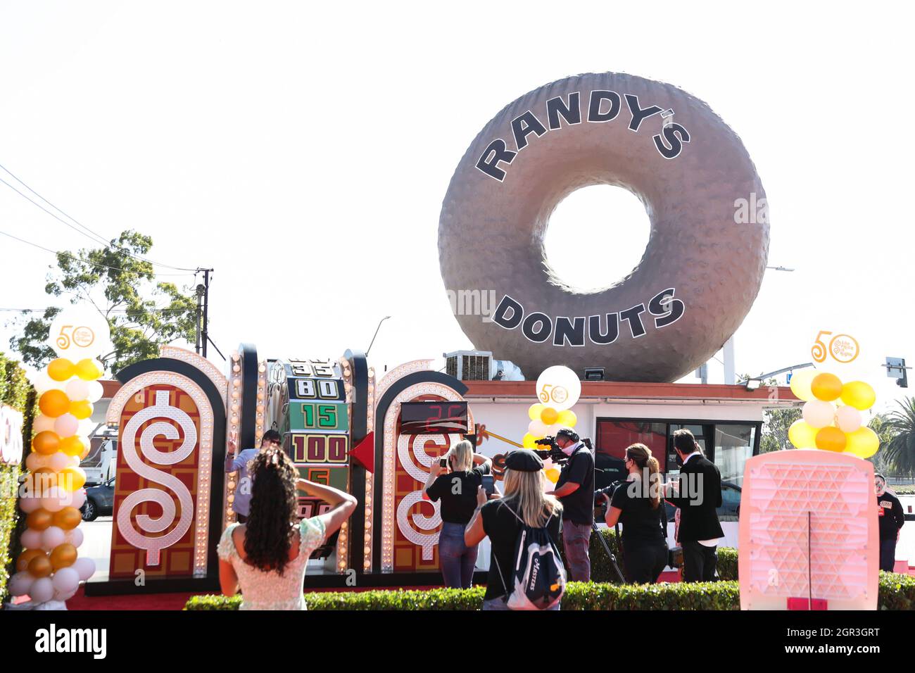 Inglewood, Usa. September 2021. INGLEWOOD, LOS ANGELES, KALIFORNIEN, USA - 30. SEPTEMBER: Eine allgemeine Sicht der Atmosphäre bei der 50. Saison-Feierlichkeiten von CBS, die am 30. September 2021 in Randy's Donuts in Inglewood, Los Angeles, Kalifornien, USA, abgehalten wurde. (Foto: Xavier Collin/Image Press Agency/Sipa USA) Quelle: SIPA USA/Alamy Live News Stockfoto