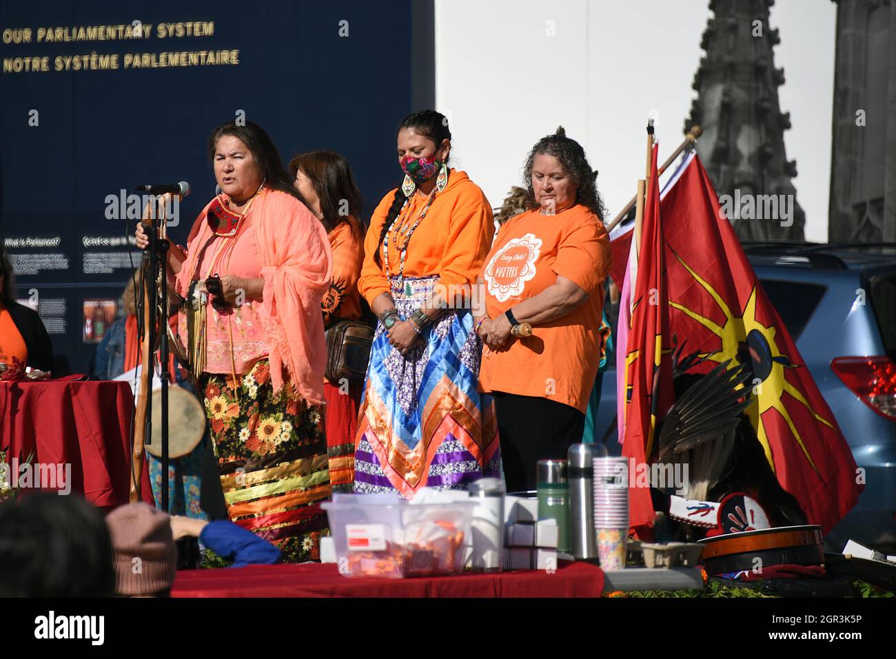 Ottawa, Kanada – 30. September 2021: Wakerakatste Louise McDonald Herne spricht am National Day for Truth and Reconciliation, auch bekannt als Orange Shirt Day, vor der Menge auf dem Parliament Hill. Der Tag wurde 2021 von der kanadischen Regierung zum ersten Mal zum Bundesfeiertag erklärt, angesichts der Enthüllungen von über 1.000 unmarkierten Gräbern in der Nähe ehemaliger Wohnschulen. Stockfoto