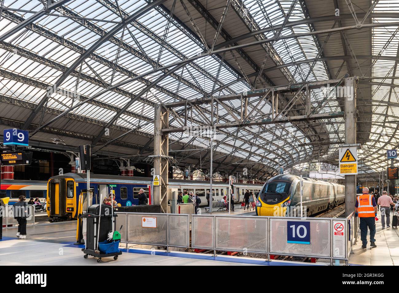 Bahnsteige 9 und 10 am Bahnhof Liverpool Lime Street, Liverpool, Merseyside, Großbritannien. Stockfoto