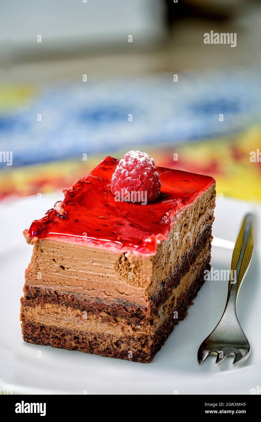 Köstlicher Kuchen mit Himbeer-Schokolade-Mousse Stockfoto