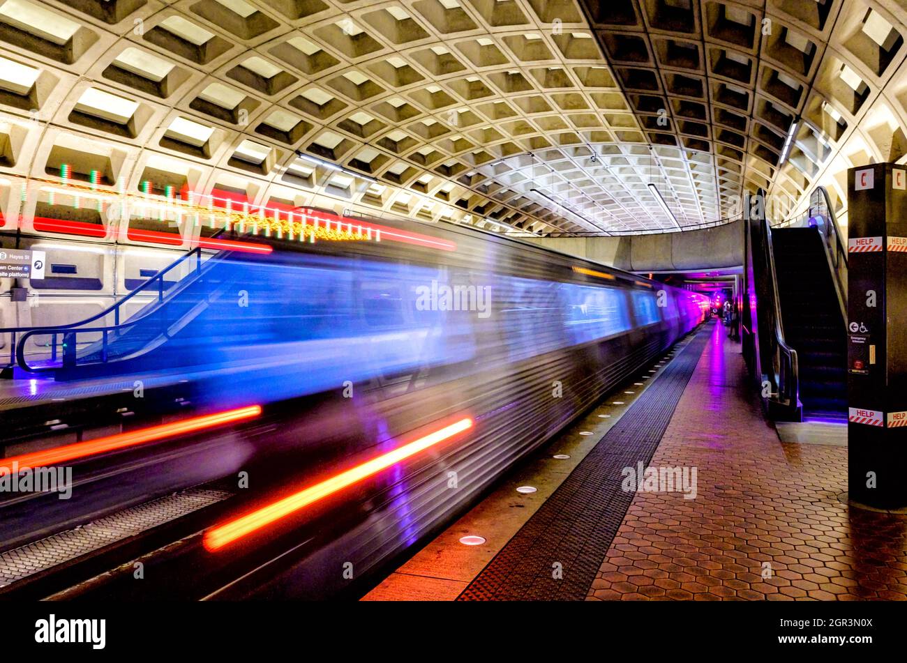 Ein U-Bahn-Zug erzeugt eine Unschärfe, wenn er die Innenstadt-Station des Washington DC verlässt Stockfoto