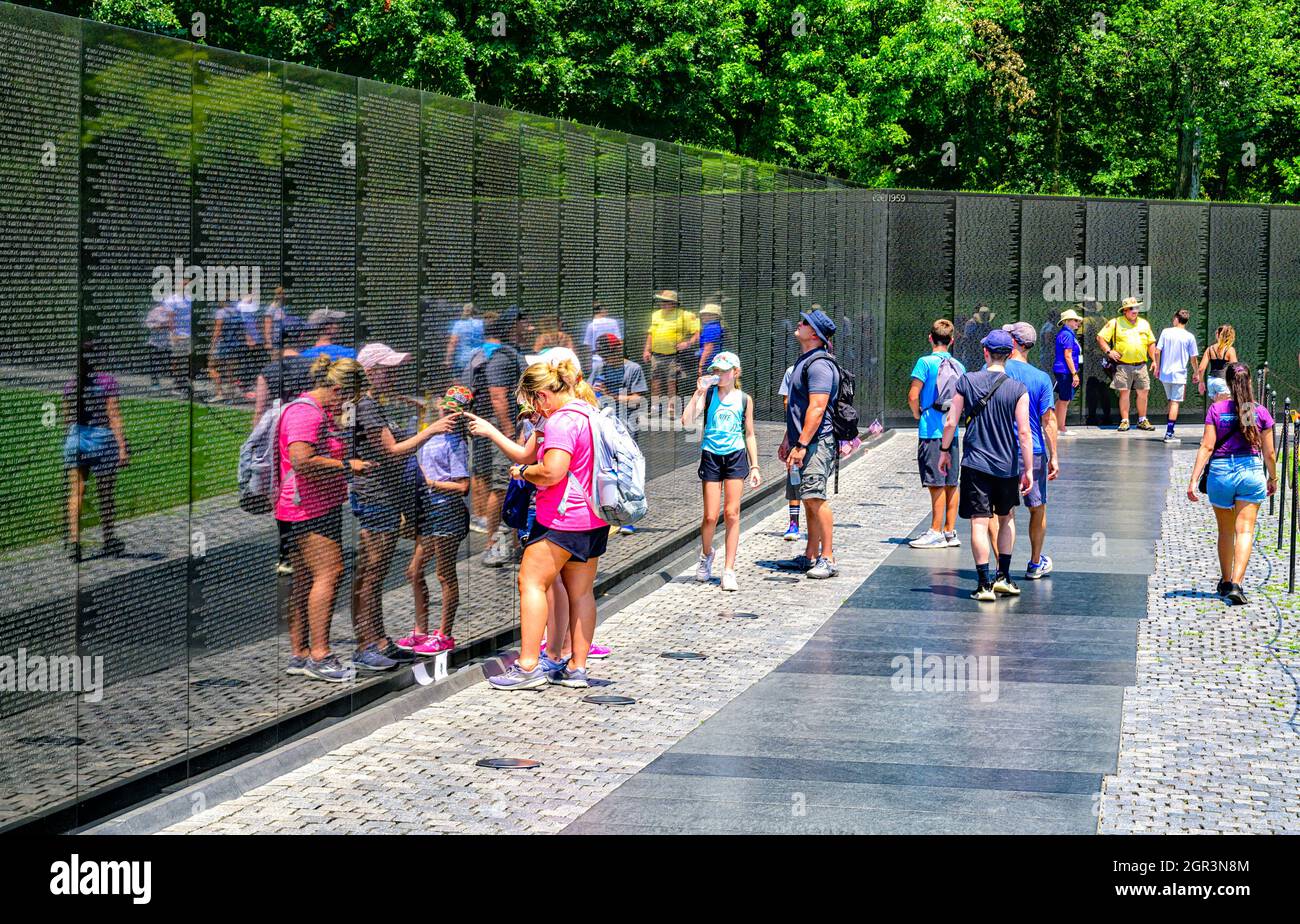 Reflexionen an der Wand des Vietnam Veterans Memorial Stockfoto