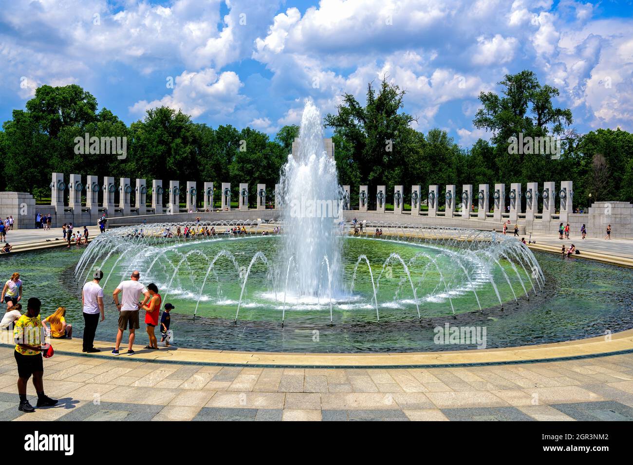 Die Brunnen des National World war II Memorial in Washington, DC, umgeben von 56 großen Granitsäulen Stockfoto