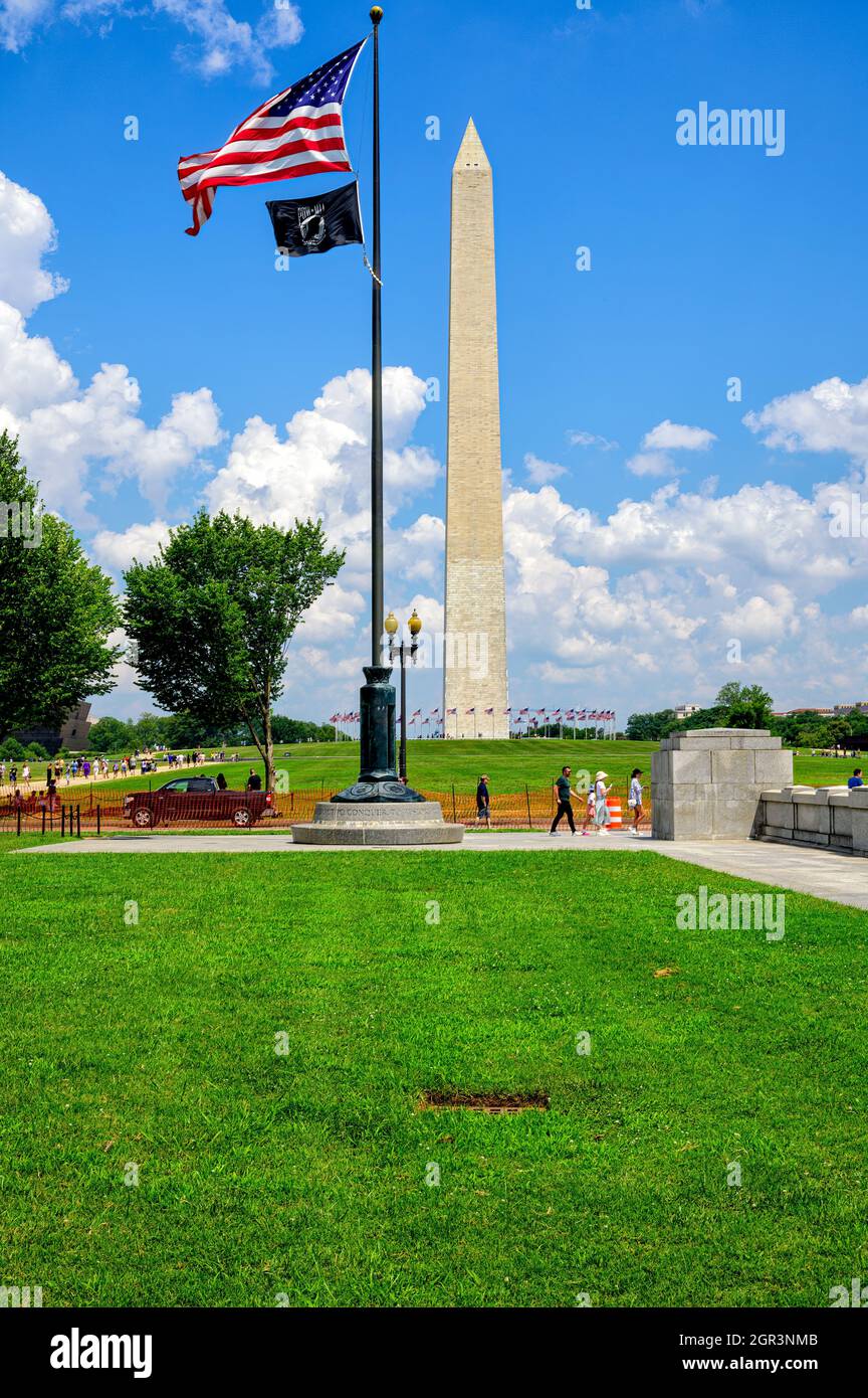 Washington Monument mit Sternen und Streifen und Kriegsgefangenenflaggen. Stockfoto