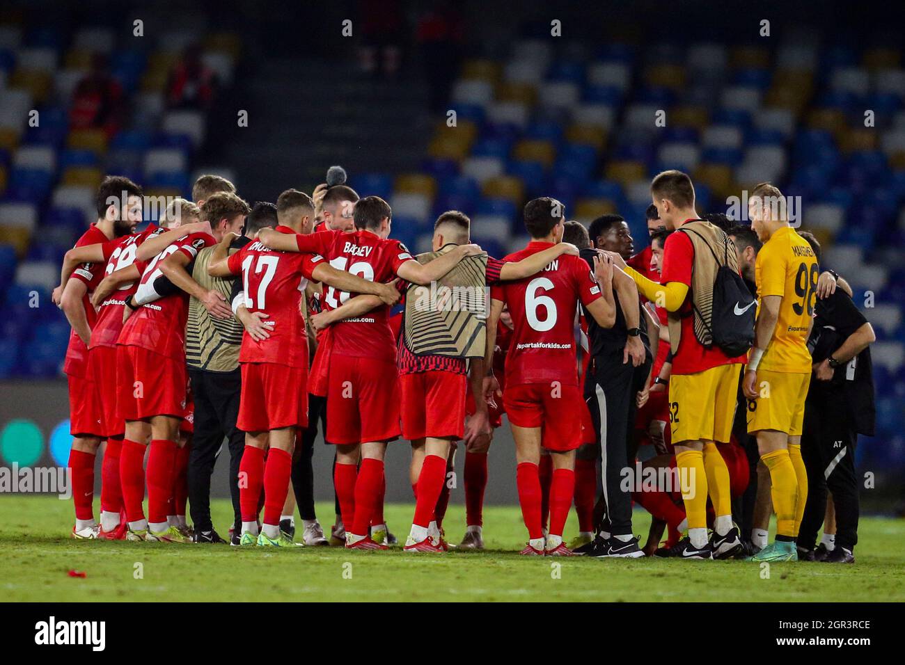 Spartak Mosca feiert am 30. September 2021 im Diego Armando Maradona Stadium in Neapel, Süditalien, den Sieg des Metch während des ersten UEFA Europa League-Fußballspiels der Gruppe C zwischen SSC Napoli und Spartak Mosca. Stockfoto