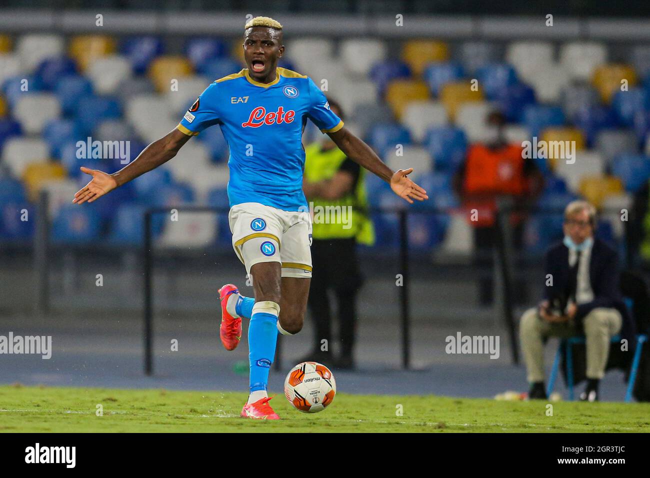 Der nigrische Stürmer von SSC Napoli, Victor Osimhen, gestikuliert am 30. September 2021 während des UEFA Europa League First Round Day Three Group C Fußballspiels zwischen SSC Napoli und Spartak Mosca im Diego Armando Maradona Stadium in Neapel, Süditalien. Stockfoto