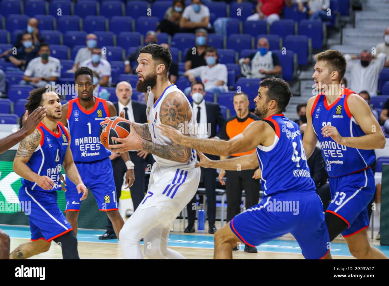 Madrid, Spanien. 30. September 2021; Madrid, Spanien: Euroleague Basketball, Real Madrid gegen Anadolu Efes Istanbul; Vincent Poirier vom Team Real Madrid, umgeben von Rodrigue Beaubois, Shane Larkin, James Anderson und Krunoslav Simon vom Team Anadolu Efes und während des Matchday 1 zwischen Real Madrid und Anadolu Efes Istanbul Credit: Action Plus Sports Images/Alamy Live News Stockfoto