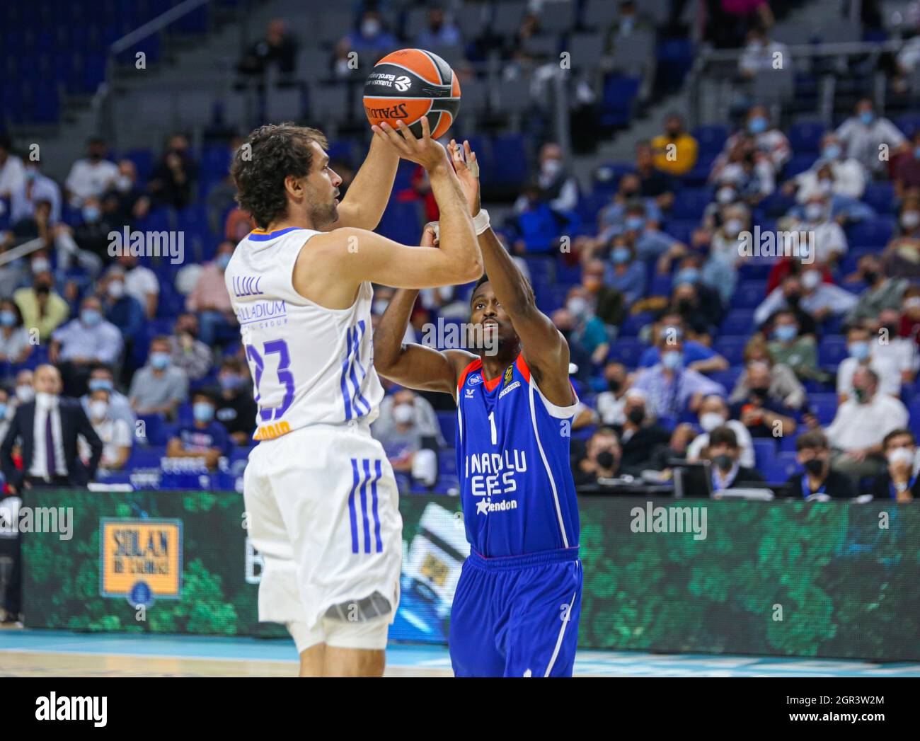 Madrid, Spanien. 30. September 2021; Madrid, Spanien: Euroleague Basketball, Real Madrid gegen Anadolu Efes Istanbul; Sergio Llull vom Team Real Madrid wird von Rodrigue Beaubois vom Team Anadolu Efes und während des Matchday 1 zwischen Real Madrid und Anadolu Efes Istanbul herausgefordert Kredit: Action Plus Sports Images/Alamy Live News Stockfoto