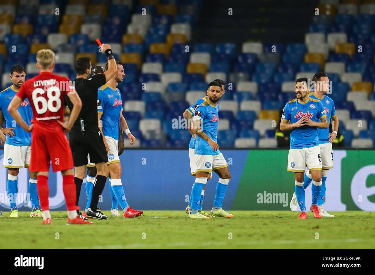 Rote Karte für den portugiesischen Verteidiger von SSC Napoli, Mario Rui, während des ersten UEFA Europa League-Fußballspiels der Gruppe C zwischen SSC Napoli und Spartak Mosca am 30. September 2021 im Diego Armando Maradona Stadium in Neapel, Süditalien. Stockfoto