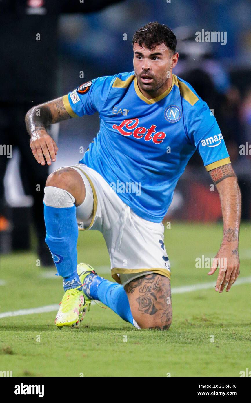 Andrea Petagna, die italienische Stürmerin von SSC Napoli, schaut am 30. September 2021 während des ersten UEFA Europa League-Rundtages drei Gruppen-C-Fußballspiels zwischen SSC Napoli und Spartak Mosca im Diego Armando Maradona Stadium in Neapel, Süditalien. Stockfoto