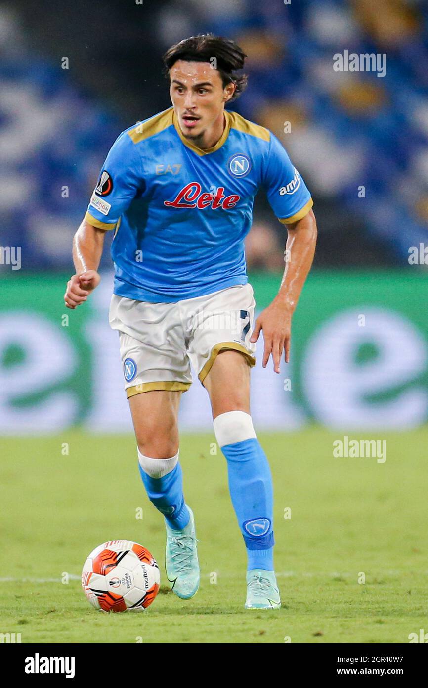 Der mazedonische Mittelfeldspieler Eljif Elmas von SSC Napoli kontrolliert den Ball während des ersten Fußballspiels der UEFA Europa League am Tag der dritten Runde zwischen SSC Napoli und Spartak Mosca im Diego Armando Maradona Stadium in Neapel, Süditalien, am 30. September 2021. Stockfoto