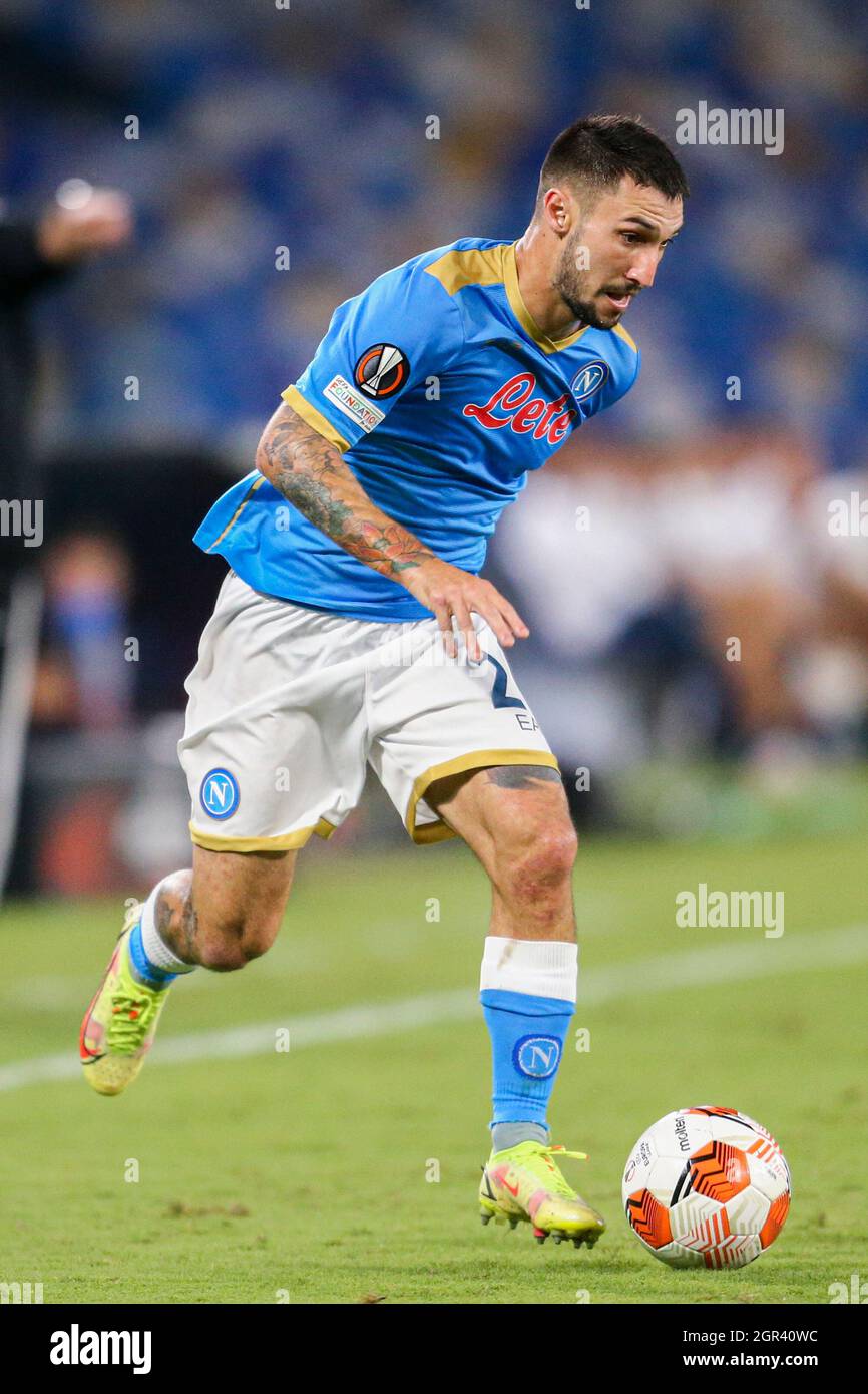 Der italienische Stürmer Matteo Politano von SSC Napoli kontrolliert den Ball während des ersten UEFA Europa League-Fußballspiels der Gruppe C zwischen SSC Napoli und Spartak Mosca am 30. September 2021 im Diego Armando Maradona Stadium in Neapel, Süditalien. Stockfoto