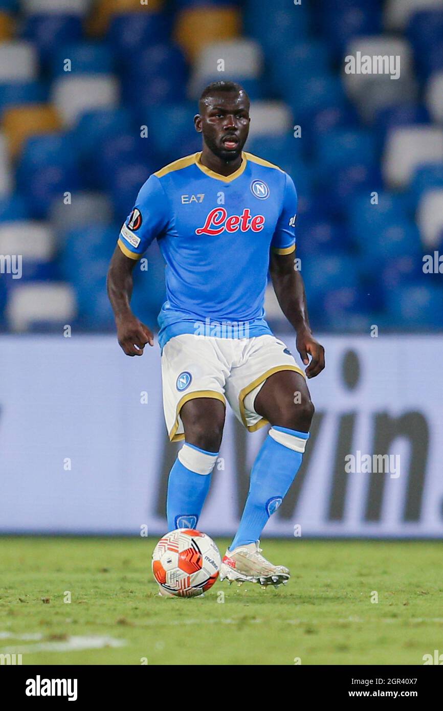 SSC Napoli's senegalesischer Verteidiger Kalidou Koulibaly kontrolliert den Ball während des ersten UEFA Europa League-Fußballspiels der Gruppe C zwischen SSC Napoli und Spartak Mosca am 30. September 2021 im Diego Armando Maradona Stadium in Neapel, Süditalien. Stockfoto