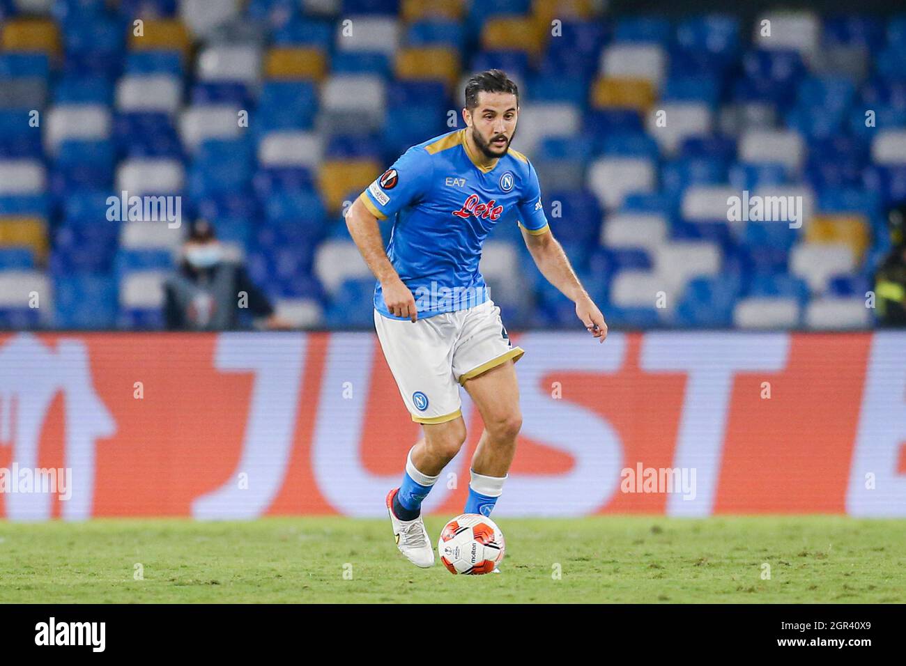 Der griechische Verteidiger von SSC Napoli, Konstantinos Manolis, kontrolliert den Ball während des ersten UEFA Europa League-Fußballspiels der Gruppe C zwischen SSC Napoli und Spartak Mosca am 30. September 2021 im Diego Armando Maradona Stadium in Neapel, Süditalien. Stockfoto