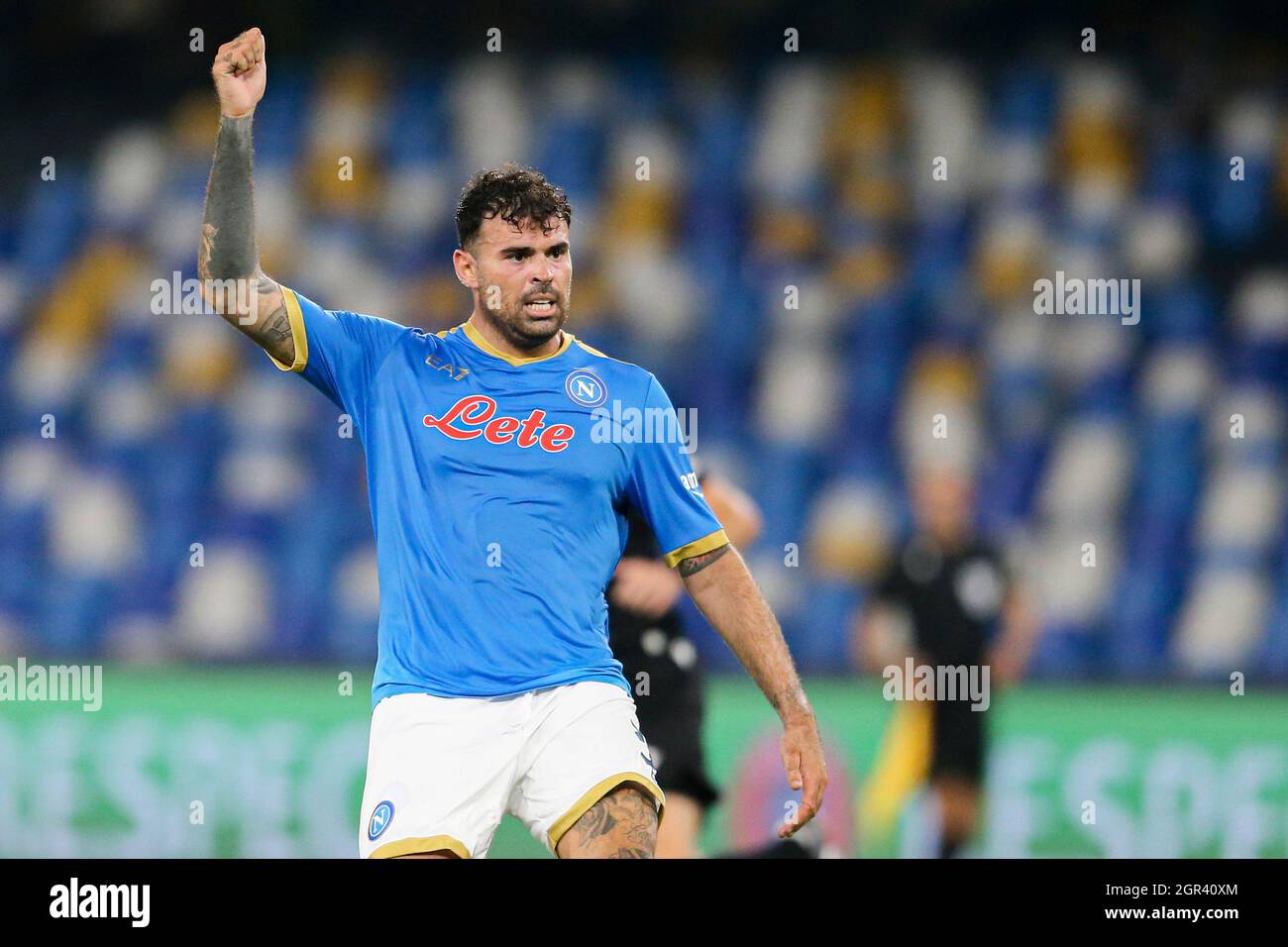 Andrea Petagna, die italienische Stüratorin des SSC Napoli, gesticuliert am 30. September 2021 während des UEFA Europa League First Round Day Three Group C Fußballspiels zwischen SSC Napoli und Spartak Mosca im Diego Armando Maradona Stadium in Neapel, Süditalien. Stockfoto