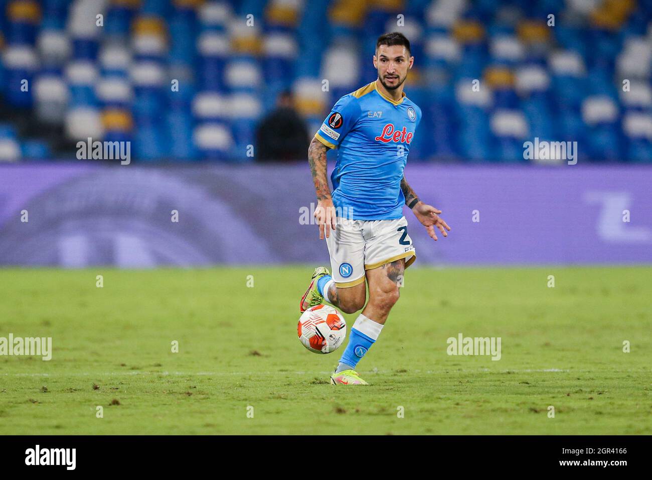 Der italienische Stürmer Matteo Politano von SSC Napoli kontrolliert den Ball während des ersten UEFA Europa League-Fußballspiels der Gruppe C zwischen SSC Napoli und Spartak Mosca am 30. September 2021 im Diego Armando Maradona Stadium in Neapel, Süditalien. Stockfoto