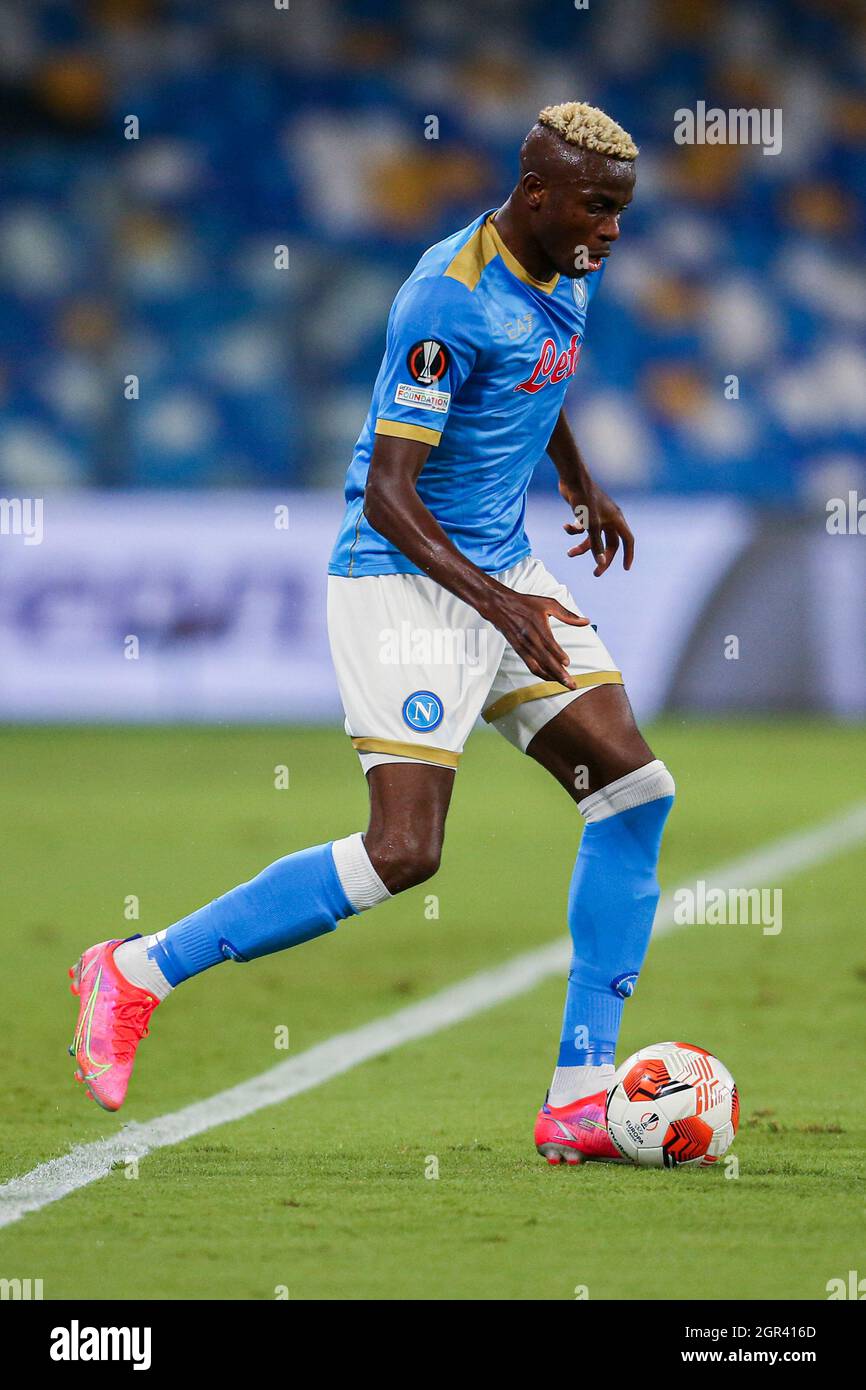 Der nigrische Stürmer von SSC Napoli, Victor Osimhen, kontrolliert den Ball während des ersten UEFA Europa League-Fußballspiels der Gruppe C zwischen SSC Napoli und Spartak Mosca am 30. September 2021 im Diego Armando Maradona Stadium in Neapel, Süditalien. Stockfoto