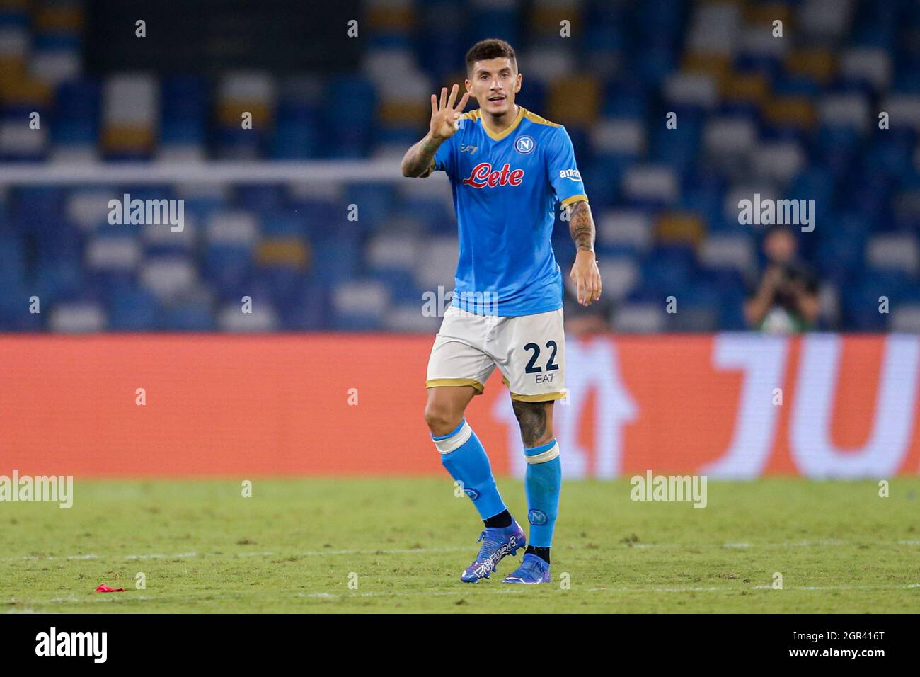 Der italienische Verteidiger des SSC Napoli, Giovanni Di Lorenzo, gesticuliert am 30. September 2021 während des ersten UEFA Europa League-Fußballspiels der Gruppe C zwischen dem SSC Napoli und Spartak Mosca im Diego Armando Maradona Stadium in Neapel, Süditalien. Stockfoto