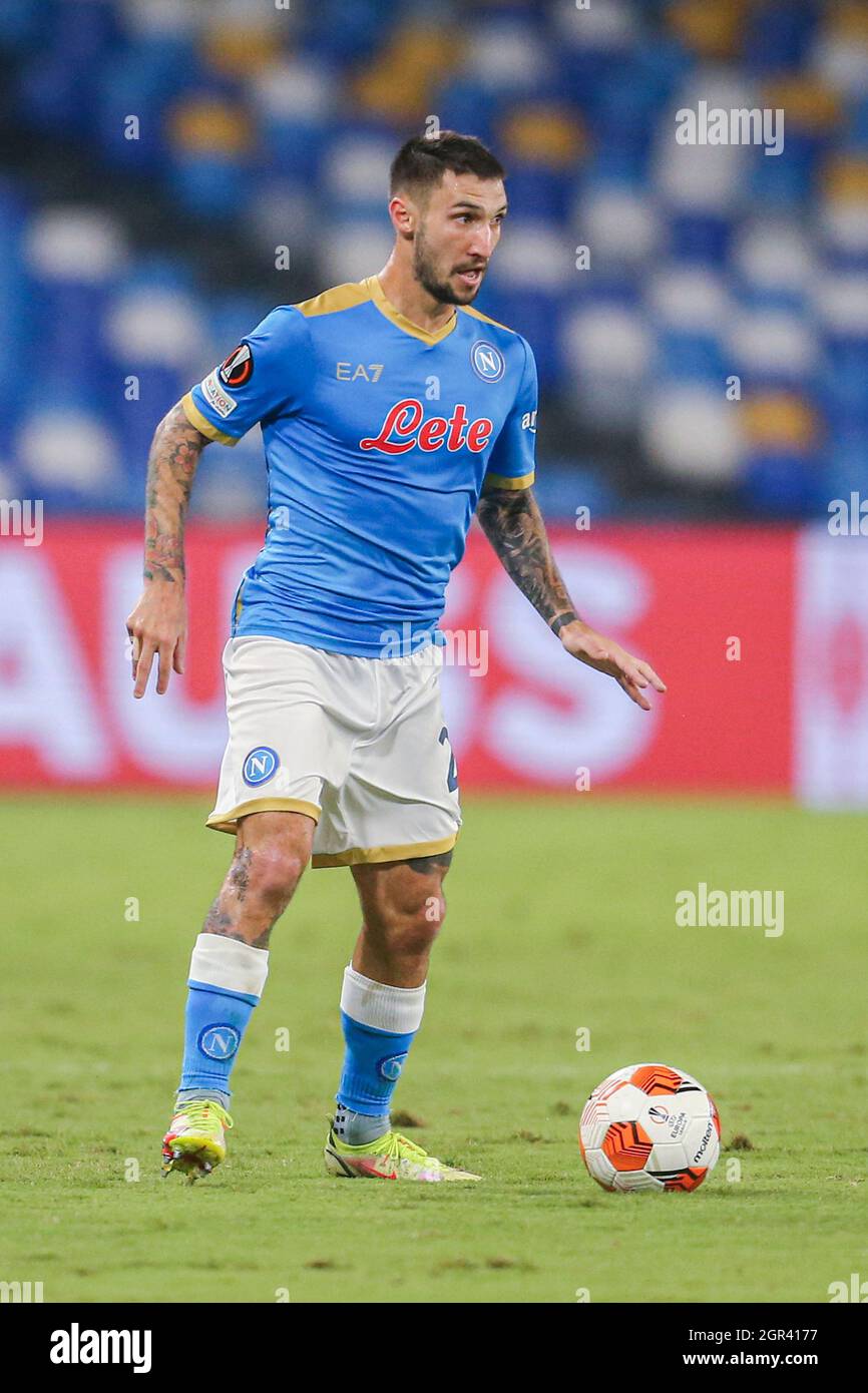 Der italienische Stürmer Matteo Politano von SSC Napoli kontrolliert den Ball während des ersten UEFA Europa League-Fußballspiels der Gruppe C zwischen SSC Napoli und Spartak Mosca am 30. September 2021 im Diego Armando Maradona Stadium in Neapel, Süditalien. Stockfoto