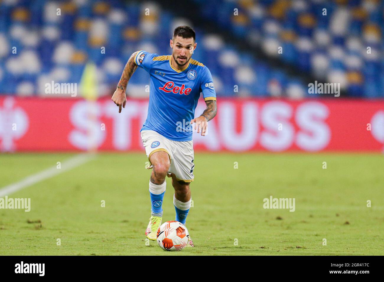Der italienische Stürmer Matteo Politano von SSC Napoli kontrolliert den Ball während des ersten UEFA Europa League-Fußballspiels der Gruppe C zwischen SSC Napoli und Spartak Mosca am 30. September 2021 im Diego Armando Maradona Stadium in Neapel, Süditalien. Stockfoto