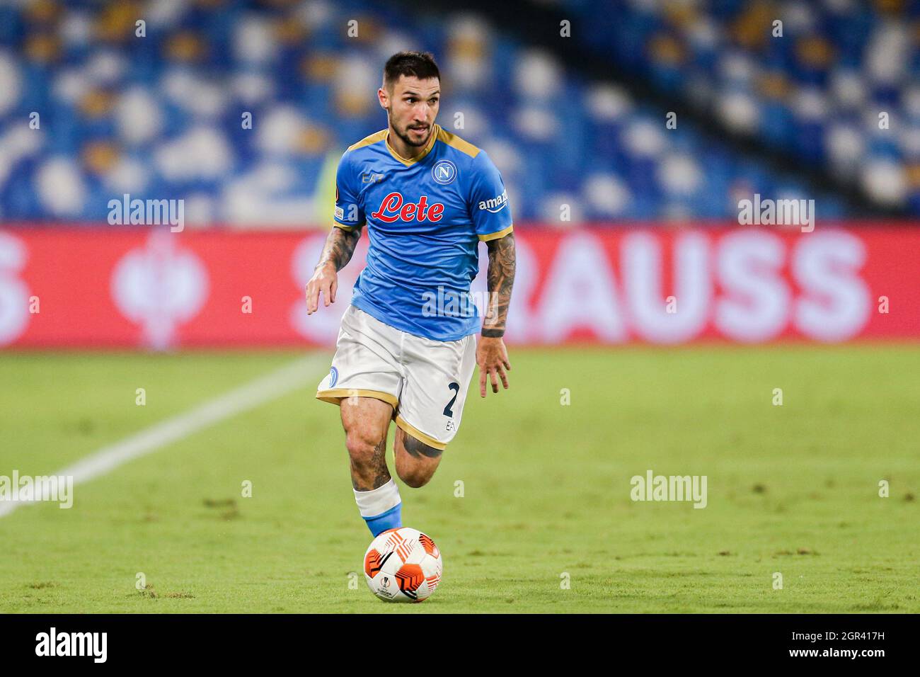 Der italienische Stürmer Matteo Politano von SSC Napoli kontrolliert den Ball während des ersten UEFA Europa League-Fußballspiels der Gruppe C zwischen SSC Napoli und Spartak Mosca am 30. September 2021 im Diego Armando Maradona Stadium in Neapel, Süditalien. Stockfoto