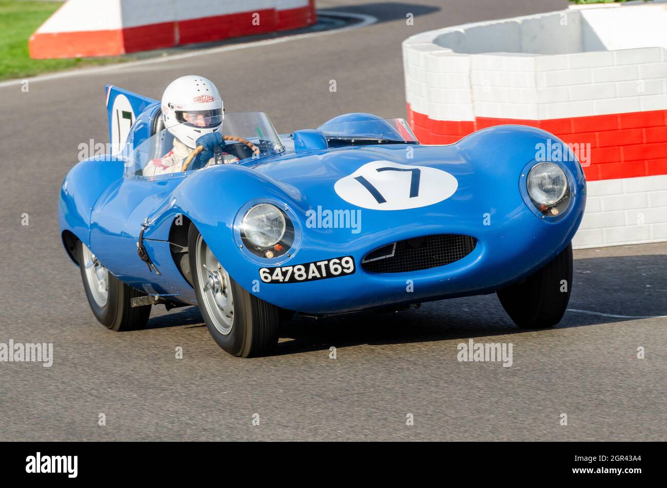 Jaguar D Type Classic, klassischer Le Mans-Rennwagen, der beim Goodwood Revival 2014 im Lavant Cup fuhr. French Racing Blue Los Amigos Teamwagen Stockfoto