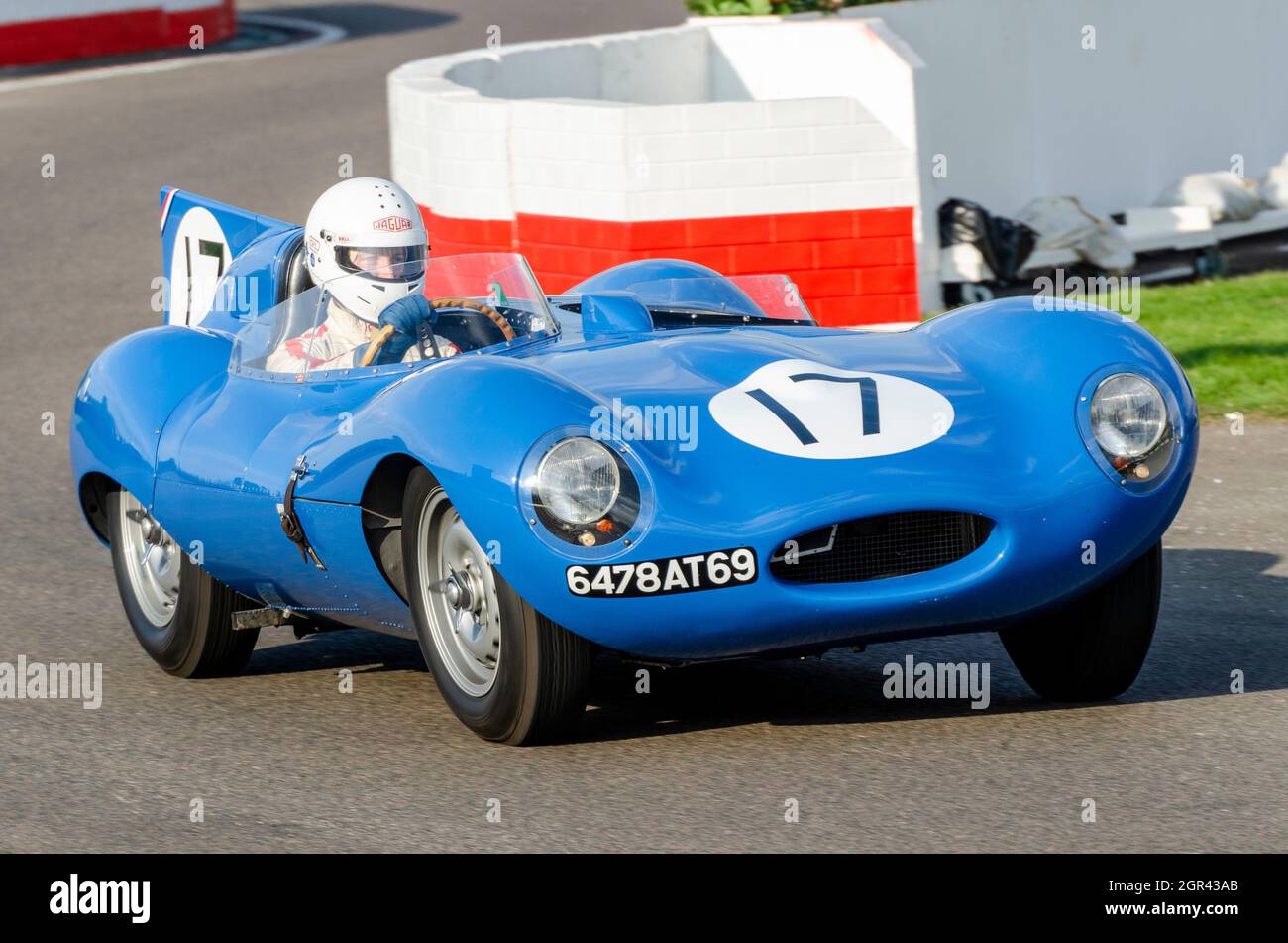 Jaguar D Type Classic, klassischer Le Mans-Rennwagen, der beim Goodwood Revival 2014 im Lavant Cup fuhr. French Racing Blue Los Amigos Teamwagen Stockfoto