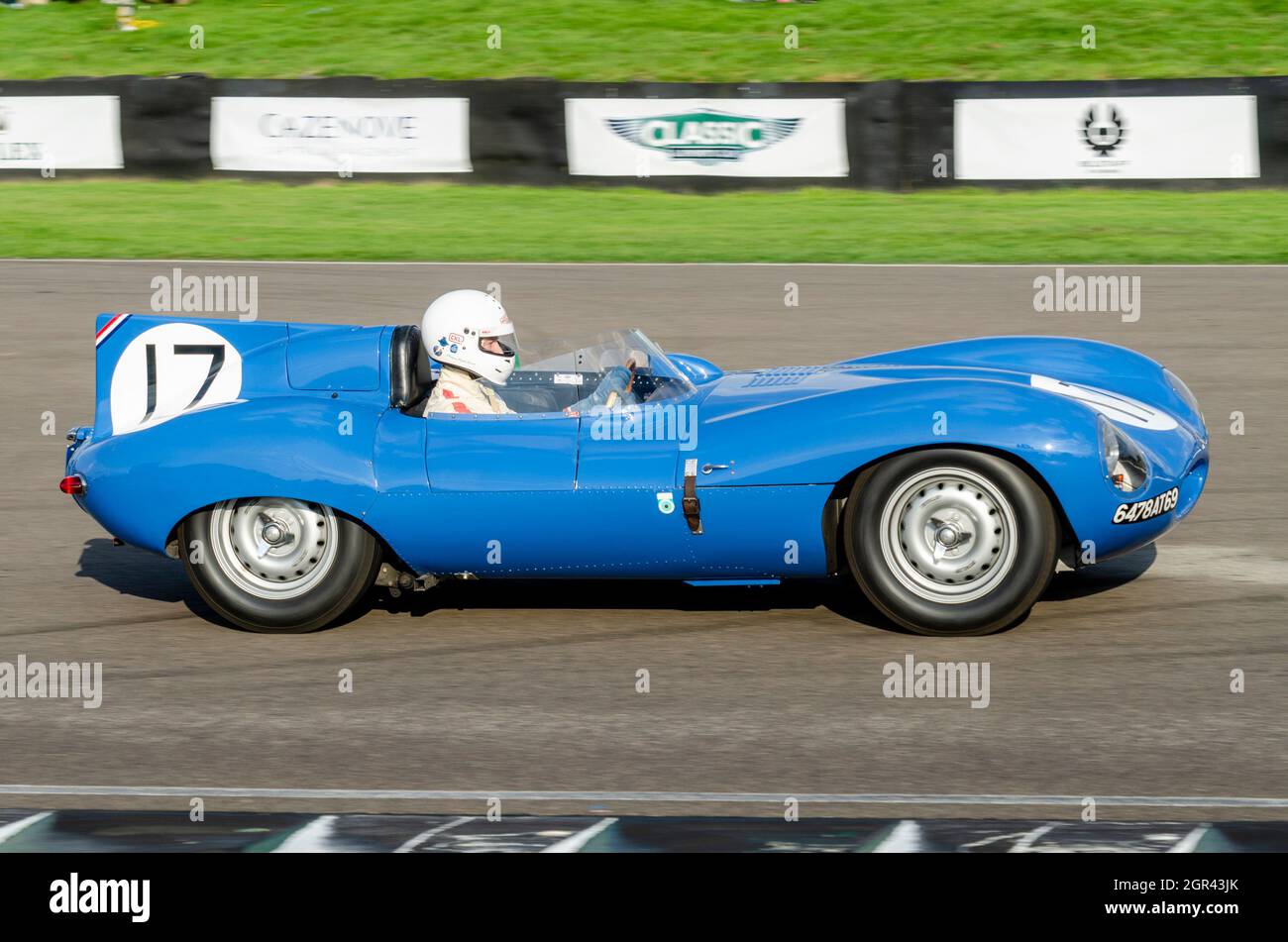Jaguar D Type Classic, klassischer Le Mans-Rennwagen, der beim Goodwood Revival 2014 im Lavant Cup fuhr. French Racing Blue Los Amigos Teamwagen Stockfoto