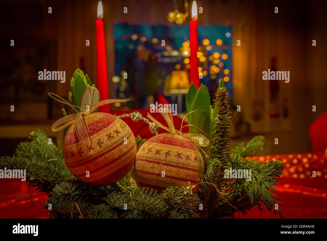 Aufnahme von Weihnachtsdekorationen mit verschiedenen festlichen Elementen in Rot- und Goldfarben Stockfoto