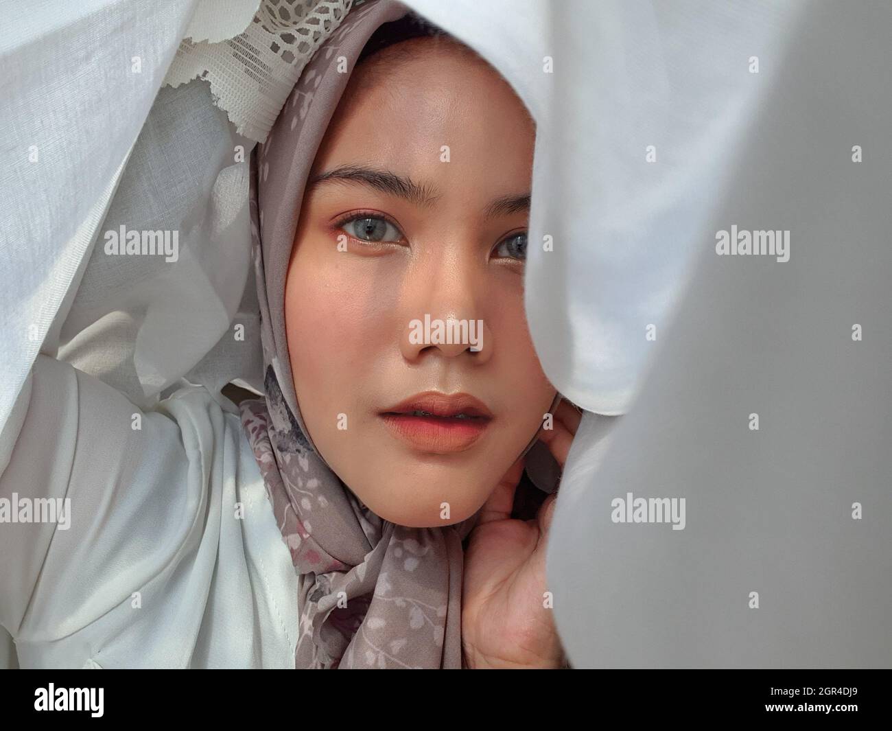 Porträt Einer Schönen Frau In Hijab Stockfoto