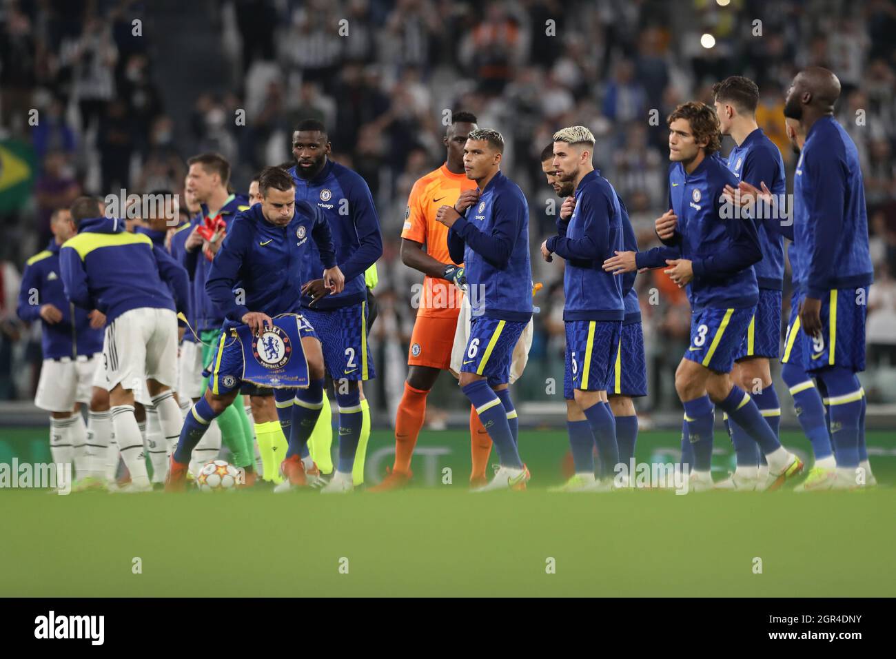 Turin, Italien. September 2021. Die Chelsea-Spieler folgen der Champions-League-Hymne, bevor sie das Spiel der UEFA Champions League im Allianz Stadium in Turin starten. Bildnachweis sollte lauten: Jonathan Moscrop/Sportimage Kredit: Sportimage/Alamy Live News Stockfoto