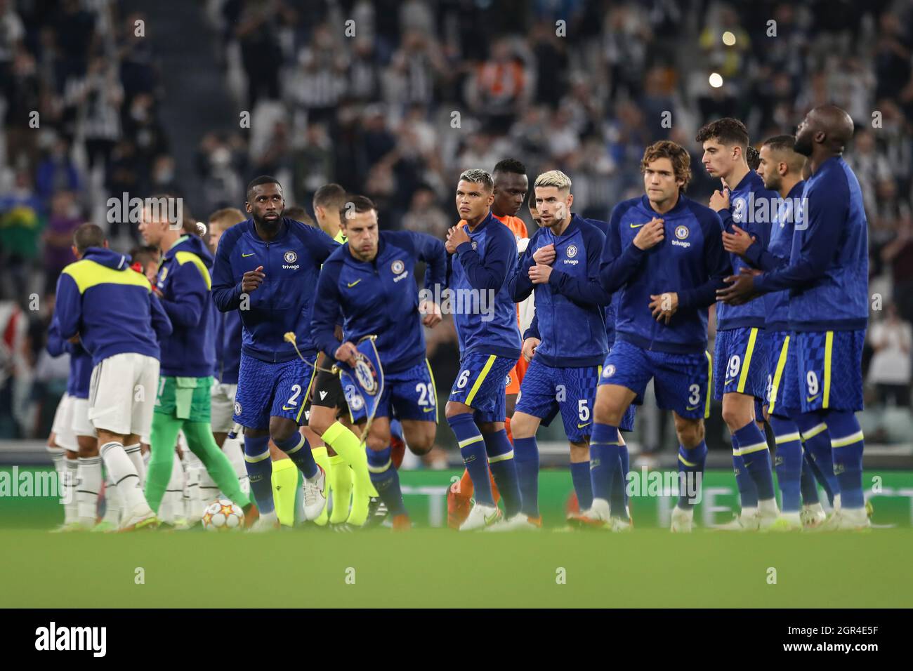 Turin, Italien. September 2021. Die Chelsea-Spieler folgen der Champions-League-Hymne, bevor sie das Spiel der UEFA Champions League im Allianz Stadium in Turin starten. Bildnachweis sollte lauten: Jonathan Moscrop/Sportimage Kredit: Sportimage/Alamy Live News Stockfoto
