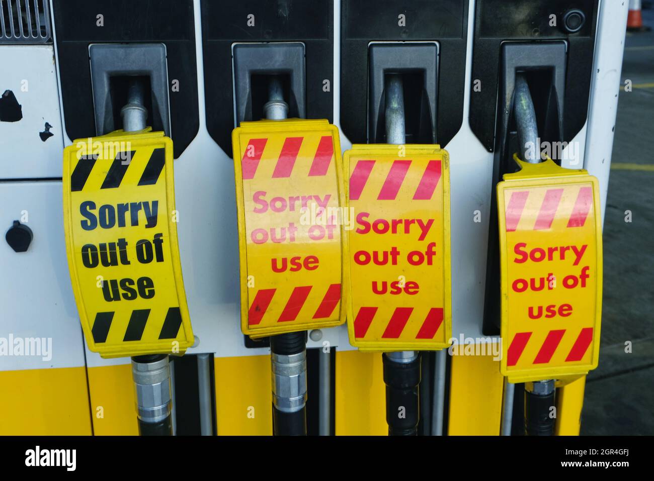 London, Großbritannien. In einer Shell-Garage geht der Treibstoff aus, während die Panikkaufkrise mit Benzin anhält. Schilder sind über den Benzinpumpen angebracht. Stockfoto