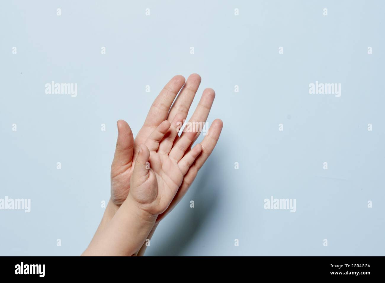 Eltern halten die Hand des Neugeborenen Stockfoto